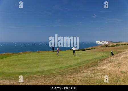 England, Hampshire, Isle Of Wight, Golfers On The Tennyson Downs Stock 