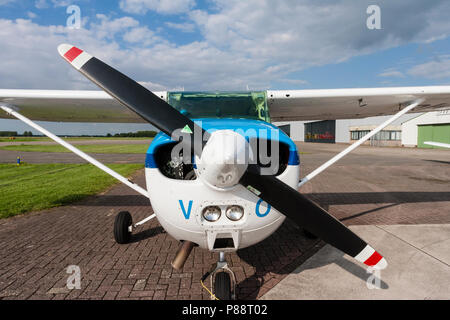 Propellervliegtuig op vliegveld; Propellor airplane at airport Stock Photo