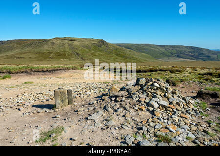 The Kinder Scout plateau from Mill Hill on the Pennine Way, above Glossop, Peak District, Derbyshire, England, UK. Stock Photo
