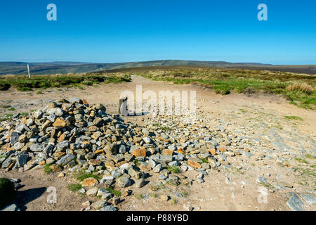 The Bleaklow plateau from Mill Hill on the Pennine Way, above Glossop, Peak District, Derbyshire, England, UK. Stock Photo