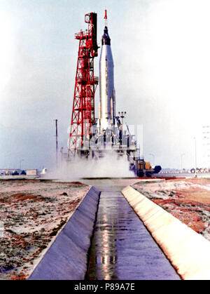 Scott Carpenter's Aurora 7 Mercury Atlas rocket lifts off from Pad 14, Cape Canaveral, Florida, on May 24, 1962. Stock Photo