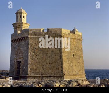 CASTELL DE SANT NICOLAU. Vista general de la torre renacentista octogonal del castillo, que sirvió como defensa del puerto. CIUTADELLA. MENORCA. Islas Baleares. España. Stock Photo