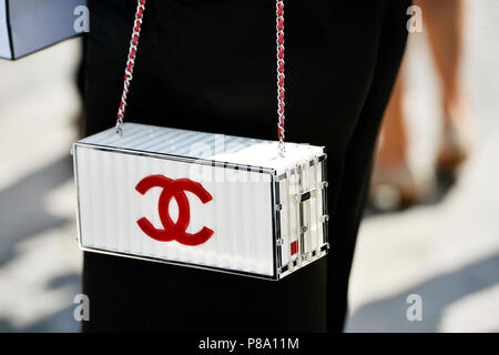 Chanel Container Clutch - StreetStyle at CHANEL - Paris Fashion Week Haute  Couture 2018/2019 - Paris - France Stock Photo - Alamy