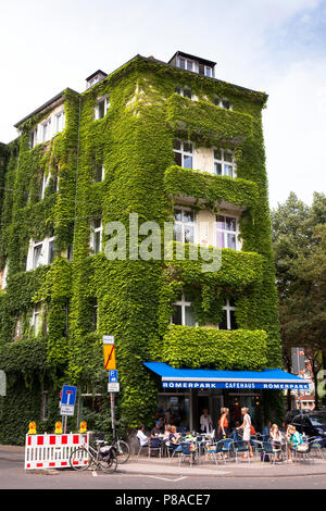 with wine covered house at the Eierplaetzchen square corner Teutoburger street in the district Suedstadt, Cologne, Germany.  mit Wein begruentes Haus  Stock Photo