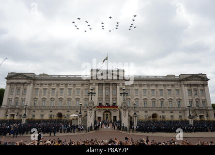 22 RAF Typhoons form the number 100 as they fly in formation over Buckingham Palace in London to mark the centenary of the Royal Air Force. Stock Photo
