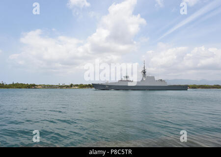 180710-N-OS584-0382 PEARL HARBOR (July 10, 2018) Republic of Singapore Navy (RSN) guided-missile frigate RSS Tenacious (71) departs Pearl Harbor to begin the at-sea phase of the Rim of the Pacific (RIMPAC) exercise, July 10. Twenty-five nations, 46 ships, five submarines, about 200 aircraft, and 25,000 personnel are participating in RIMPAC from June 27 to Aug. 2 in and around the Hawaiian Islands and Southern California. The world’s largest international maritime exercise, RIMPAC provides a unique training opportunity while fostering and sustaining cooperative relationships among participants  Stock Photo