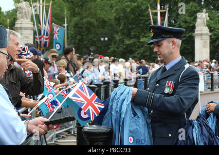 London, UK. 10th July, 2018. RAF100 Parade and Flypast, The Mall & Buckingham Palace, London, UK, 10 July 2018, yal Air Force Centenary parade and flypast of RAF aircraft over London. Credit: Rich Gold/Alamy Live News