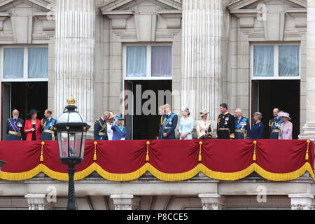 London, UK. 10th July, 2018. Royal Family, Prince Michael of Kent, Princess Michael of Kent, Prince Edward, Charles Prince of Wales, Camilla Duchess of Cornwall, Elizabeth II The Queen, Meghan Duchess of Sussex, Prince Harry Duke of Sussex, Prince William Duke of Cambridge, Catherine Duchess of Cambridge, Anne Princess Royal, Vice Admiral Sir Timothy Laurence, Prince Richard Duke of Gloucester, Birgitte Duchess of Gloucester, Prince Edward Duke of Kent, Katharine Duchess of Kent, RAF100 Parade and Flypast, The Mall & Buckingham Palace, London, UK. Credit: Rich Gold/Alamy Live News Stock Photo