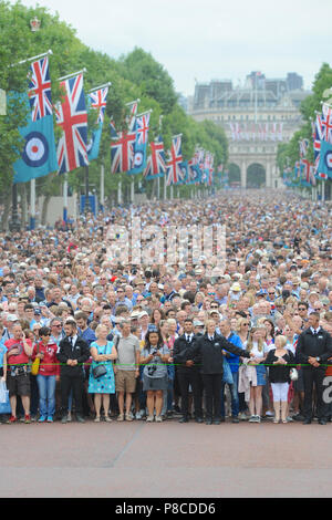 London, UK. 10th July, 2018. Enormous crowds slowly walking down the Mall toward Buckingham Palace shortly before the RAF100 flypast.  The flypast is the largest concentration of military aircraft seen over the capital in recent memory, and the biggest ever undertaken by the Royal Air Force (RAF).  It was part of a series of events to mark the 100th anniversary of the RAF and involved around 100 aircraft and helicopters, ranging from historic aircraft - Spitfire and Hurricane fighters - through to the RAF’s most state-of-the-art current aircraft. Credit: Michael Preston/Alamy Live News Stock Photo