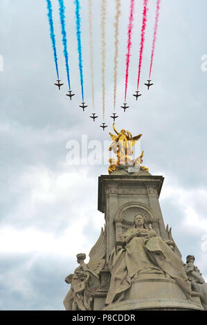 London, UK. 10th July, 2018. The Red Arrows, the Royal Air Force Aerobatic Team flying in Big Battle formation and trailing their traditional red, white and blue smoke as they pass over the Victoria Memorial during the RAF100 flypast, London, United Kingdom.  The flypast is the largest concentration of military aircraft seen over the capital in recent memory, and the biggest ever undertaken by the Royal Air Force (RAF).  It was part of a series of events to mark the 100th anniversary of the RAF and involved around 100 aircraft and helicopters. Credit: Michael Preston/Alamy Live News Stock Photo