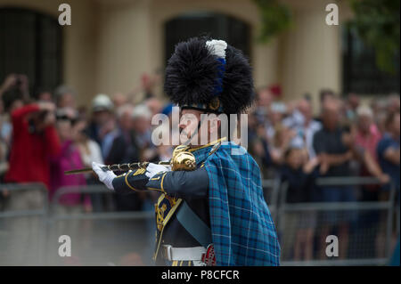 The Mall, London, UK. 10 July, 2018. Celebrations to mark the Centenary of the Royal Air Force take place in London with thousands watching the parade as RAF Waddington Pipe Band march onto The Mall. Credit: Malcolm Park/Alamy Live News. Stock Photo