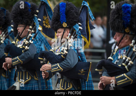 The Mall, London, UK. 10 July, 2018. Celebrations to mark the Centenary of the Royal Air Force take place in London with thousands watching the parade as RAF Waddington Pipe Band march onto The Mall. Credit: Malcolm Park/Alamy Live News. Stock Photo