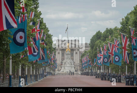 The Mall, London, UK. 10 July, 2018. Celebrations to mark the Centenary of the Royal Air Force take place in London with thousands of visitors due to walk along The Mall after the parade reaches Buckingham Palace. Credit: Malcolm Park/Alamy Live News. Stock Photo