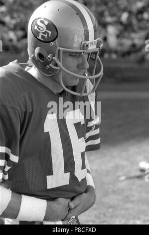 Joe Montana with Steve Young of the San Francisco 49rs during a game at  Candlestick Park in San Francisco, California 1987 Credit: Ross  Pelton/MediaPunch Stock Photo - Alamy