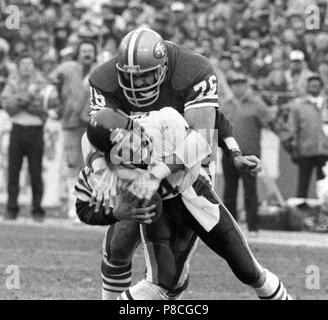 Jim McMahon, (9) quarterback for the Chicago Bears, in action, 1986.  Location unknown. (AP Photo Stock Photo - Alamy