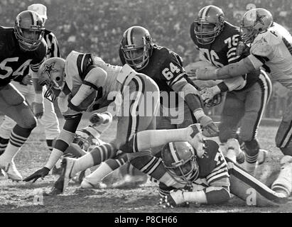 Tony Dorsett, Dallas Cowboys running back, second from left, gets ready to  toss the ball to the sidelines after rushing for over 1,000 yards in his  rookie season, Sunday, Dec. 18, 1977