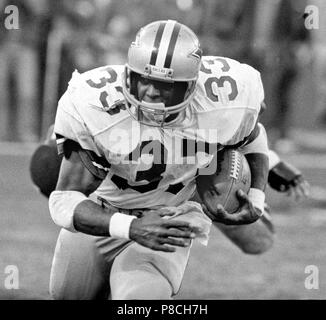 Tony Dorsett, Dallas Cowboys running back, second from left, gets ready to  toss the ball to the sidelines after rushing for over 1,000 yards in his  rookie season, Sunday, Dec. 18, 1977