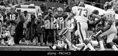 San Francisco, California, USA. 3rd Jan, 1982. San Francisco 49ers vs. New  York Giants at Candlestick Park Sunday, January 3. 1982. 49ers beat Giants  38-24 for Division Playoff. San Francisco 49er Running