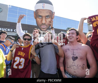 Los Angeles, California, USA. 10th July, 2018. Fans wait for the arrival of LeBron James, during a free pizza event at Blaze Pizza, a restaurant chain the new Los Angeles Lakers basketball player was an original investor in, in Culver City, California, Tuesday, July 10, 2018. James had hinted on social media that he might appear at this location, but didn't show up by the free pizza event ended. Credit: Ringo Chiu/ZUMA Wire/Alamy Live News Stock Photo