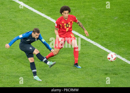 St. Petersburg, Russland. 11th July, 2018. Antoine GRIEZMANN (left, FRA) versus Axel WITSEL (BEL), action, duels, France (FRA) - Belgium (BEL) 1: 0, semi-finals, match 61, on 10.07.2018 in St.Petersburg; Football World Cup 2018 in Russia from 14.06. - 15.07.2018. © | usage worldwide Credit: dpa/Alamy Live News Stock Photo