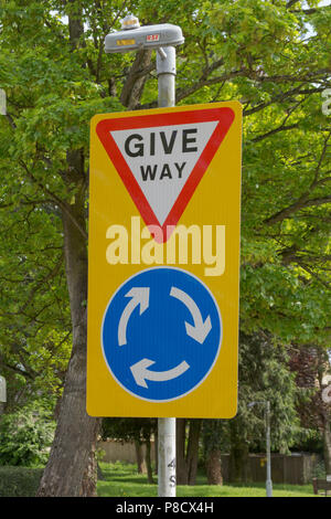 Road Markings in Carterton, Oxfordshire UK. 13th May 2018. UK Weather: Give Way signs in Carterton West Oxfordshire,  on the streets of Oxfordshire. Stock Photo