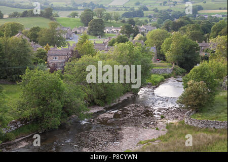 The River Bain flowing through Bainbridge in Wensleydale, Yorkshire Dales, UK Stock Photo