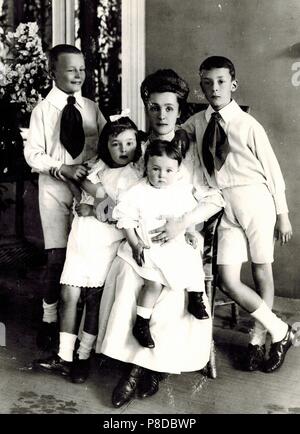 Elena Ivanovna Nabokova with children Sergei, Olga, Elena and Vladimir. Museum: PRIVATE COLLECTION.