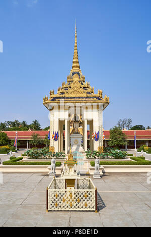 Statue of King Norodom Royal Palace in Phnom Penh Stock Photo