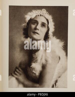 Anna Pavlova in the ballet The Dying Swan by Camille Saint-Saëns. Museum: PRIVATE COLLECTION. Stock Photo