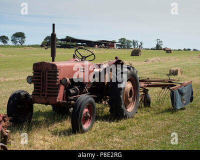 Chain Bridge Honey Farm, Horncliffe, Berwick-upon-Tweed. Vintage farm and transport vehicles exhibited by Stephen Robson. Haymaking. Stock Photo