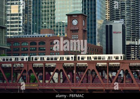 Chicago, Illinois, USA. A Chicago CTA Brown Line rapid transit train crossing the Chicago River on the Wells Street Bridge. Stock Photo