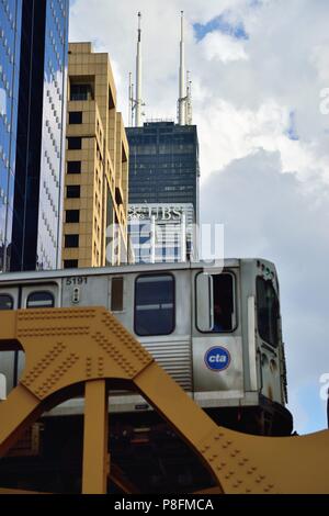 Chicago, Illinois, USA. A pair of symbols  of Chicago on display, a Chicago L train and the Willis Tower in the background. Stock Photo