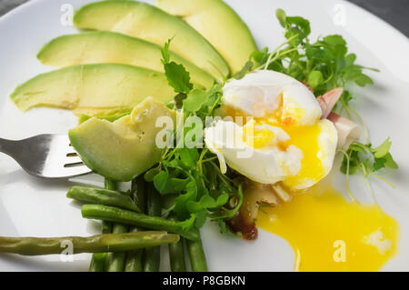 Poached Egg With Corn Vegetables, Grilled Pepper, Spinach, Arugula 