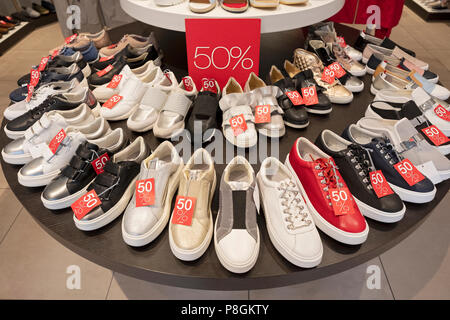 Brote Amabilidad académico A display of shoes on sale at GEOX SHOES on West 34th Str. in the Herald  Square section of Manhattan, New York City Stock Photo - Alamy