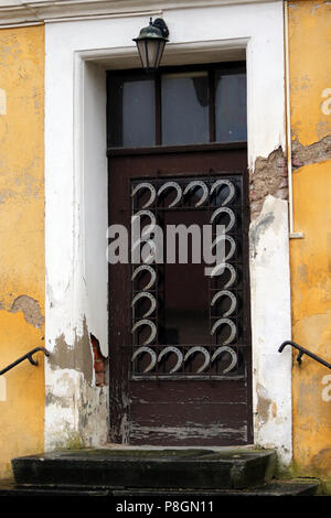Neustadt (Dosse), horseshoe decorate a wooden door Stock Photo