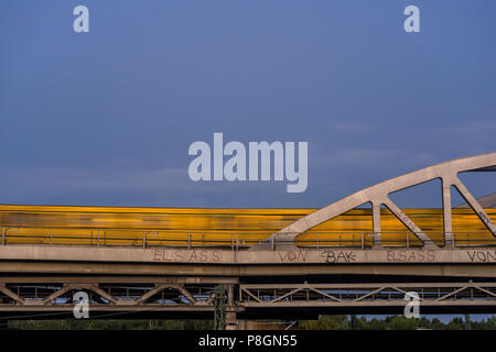 A passenger train on the U2 metro line crosses a bridge between the Gleisdreieck underground station and the Bülowstraße underground station, Berlin 2 Stock Photo