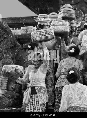 Hindu woman carry offerings balanced on their heads during the anniversary ceremony of PURA PRAJAPATI near UBUD - BENTUYUNG SAKTI, BALI Stock Photo