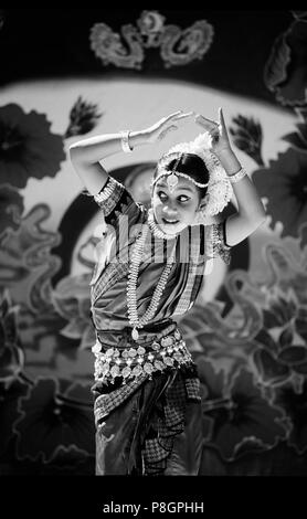 An INDIAN GIRL in a GREEN SARI and traditional JEWELRY performs a traditional HINDU DANCE - INDIA Stock Photo