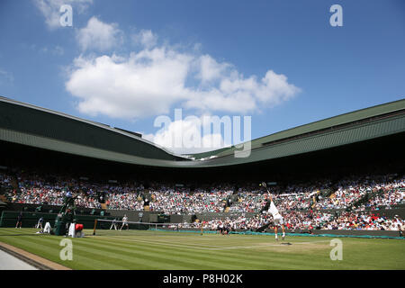 London, UK. 11th July 2018, All England Lawn Tennis and Croquet Club, London, England; The Wimbledon Tennis Championships, Day 9; Roger Federer (SUI) serves to Kevin Anderson (RSA) Credit: Action Plus Sports Images/Alamy Live News Stock Photo