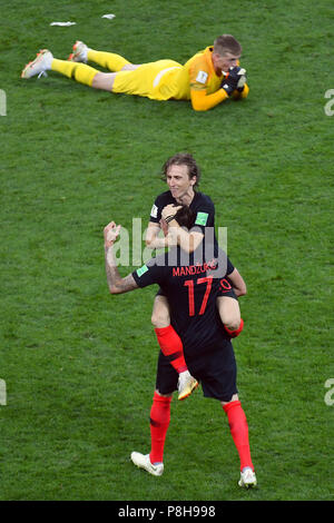Moscow, Russia. 11th July, 2018. final jubilation Mario MANDZUKIC (CRO) with Luka MODRIC (CRO), jubilation, joy, enthusiasm, action, hi: goalie Jordan PICKFORD (ENG) am ground, disappointment, frustrated, disappointed, frustratedriert, dejected, Croatia (CRO) - England (ENG) 2-1 nV Semifinals, Round of Four, Match 62 on 07/11/2018 in Moscow, Luzhniki Stadium, Football World Cup 2018 in Russia from 14.06. - 15.07.2018. | usage worldwide Credit: dpa picture alliance/Alamy Live News Stock Photo