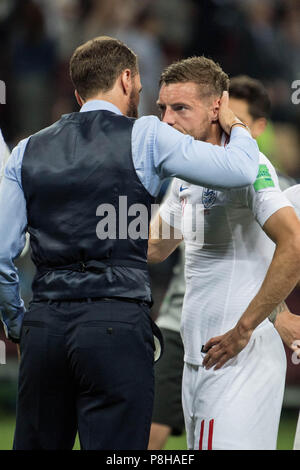 Moscow, Russland. 12th July, 2018. Gareth SOUTHGATE (left, coach, ENG) troubles Jamie VARDY (ENG), comfort, consolation, frustrated, frustrated, late, disappointed, disappointed, disappointed, disappointment, sad, half figure, half figure, gesture, gesture, portrait, Croatia (CRO) - England (ENG) 2: 1, semi-finals, match 62, on 11.07.2018 in Moscow; Football World Cup 2018 in Russia from 14.06. - 15.07.2018. | Usage worldwide Credit: dpa/Alamy Live News Stock Photo