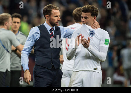 Moscow, Russland. 12th July, 2018. Gareth SOUTHGATE (left, coach, ENG) troubles Raheem STERLING (ENG), comfort, comfort, frustrated, frustrated, late, disappointed, disappointed, disappointment, disappointment, sad, half figure, half figure, gesture, gesture, Croatia ( CRO) - England (ENG) 2: 1, semi-finals, match 62, on 11.07.2018 in Moscow; Football World Cup 2018 in Russia from 14.06. - 15.07.2018. | Usage worldwide Credit: dpa/Alamy Live News Stock Photo