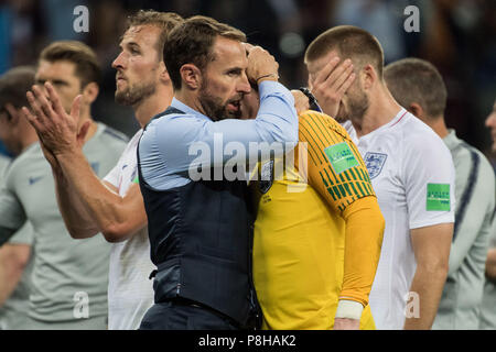 Gareth SOUTHGATE (left, coach, ENG) troestes goalie Jordan PICKFORD (ENG), comfort, consolation, frustrated, frustrated, late, disappointed, disappointed, disappointment, disappointment, sad, half figure, half figure, gesture, gesture, Croatia (CRO) - England (ENG) 2: 1, semi-finals, match 62, on 11.07.2018 in Moscow; Football World Cup 2018 in Russia from 14.06. - 15.07.2018. | Usage worldwide Stock Photo