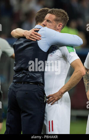 Gareth SOUTHGATE (left, coach, ENG) troubles Jamie VARDY (ENG), comfort, consolation, frustrated, frustrated, late, disappointed, disappointed, disappointed, disappointment, sad, half figure, half figure, gesture, gesture, portrait, hugging, hug, Croatia (CRO) - England (ENG) 2: 1, semi-finals, match 62, on 11.07.2018 in Moscow; Football World Cup 2018 in Russia from 14.06. - 15.07.2018. | Usage worldwide Stock Photo