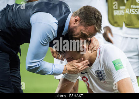 Gareth SOUTHGATE (left, coach, ENG) troubles Harry MAGUIRE (ENG), comfort, comfort, frustrated, frustrated, late, disappointed, disappointed, disappointment, disappointment, sad, half figure, half figure, gesture, gesture, Croatia ( CRO) - England (ENG) 2: 1, semi-finals, match 62, on 11.07.2018 in Moscow; Football World Cup 2018 in Russia from 14.06. - 15.07.2018. | Usage worldwide Stock Photo
