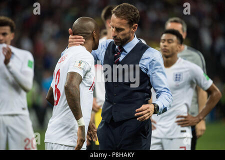 Gareth SOUTHGATE (re., Coach, ENG) troubles Ashley YOUNG (ENG), comfort, comfort, frustrated, frustrated, late, disappointed, disappointed, disappointment, disappointment, sad, half figure, half figure, gesture, gesture, Croatia ( CRO) - England (ENG) 2: 1, semi-finals, match 62, on 11.07.2018 in Moscow; Football World Cup 2018 in Russia from 14.06. - 15.07.2018. | Usage worldwide Stock Photo