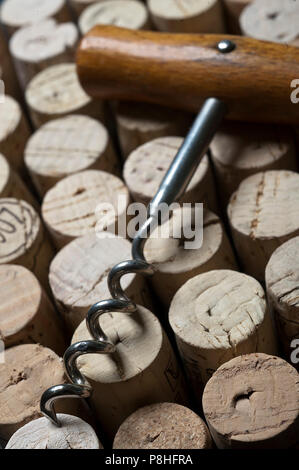 Korkenzieher mit Korken. Corkscrew with cork. Stock Photo