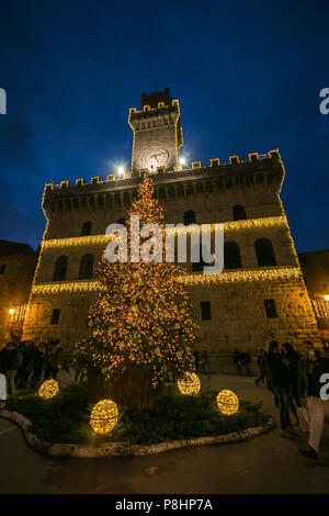 MONTEPULCIANO, ITALY - NOVEMBER 18, 2017: Tourists in the beautiful square of Montepulciano with giant Christmas tree and lights, Tuscany Stock Photo
