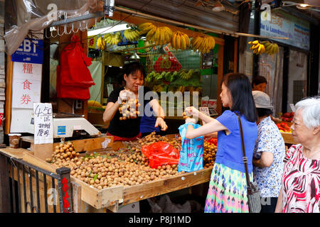 People buying longan fruit at a New York City Manhattan Chinatown fruit and produce vendor. �A��, �~�s, ���˽� Stock Photo