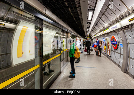 People Waiting For The Train, Westminster Underground Station, London, England Stock Photo